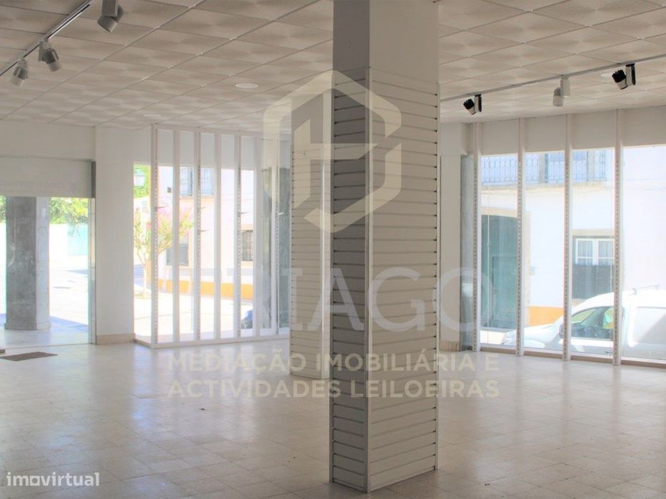 Excelente Negócio - Loja + Armazém com área total de 726 m2