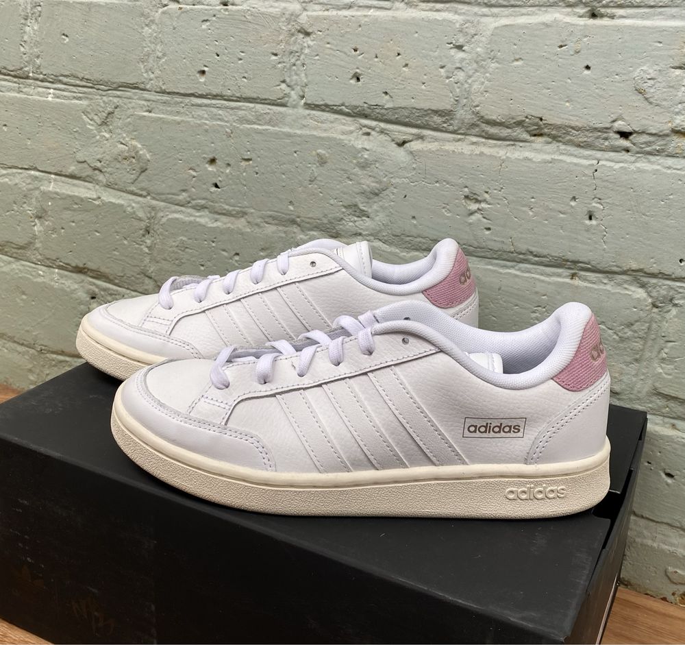 Шкіряні жіночі кеди Adidas