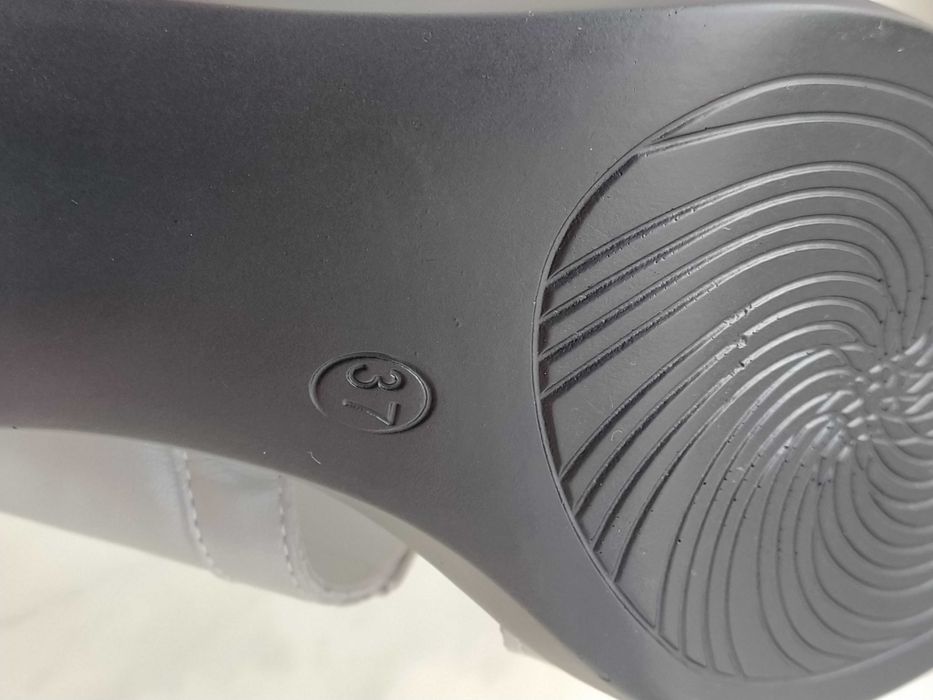 Босоніжки на каблуку