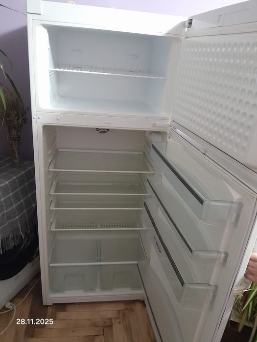 Холодильник відомой марки BOSСH.