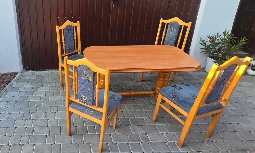 Stół plus 4 krzesła