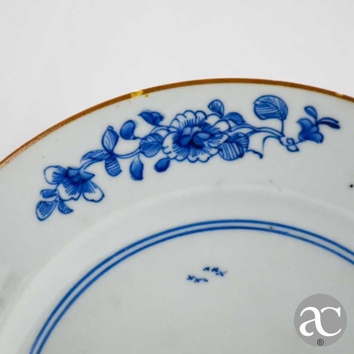 Prato porcelana China período Qianlong, séc. XVIII, flores e paisagem