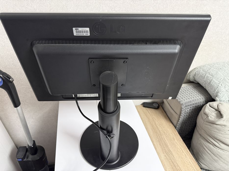 Монітор 24" LG Flatron W2442PE-SF 1920х1080 VGA/DVI/HDMI 2 мс 16:9