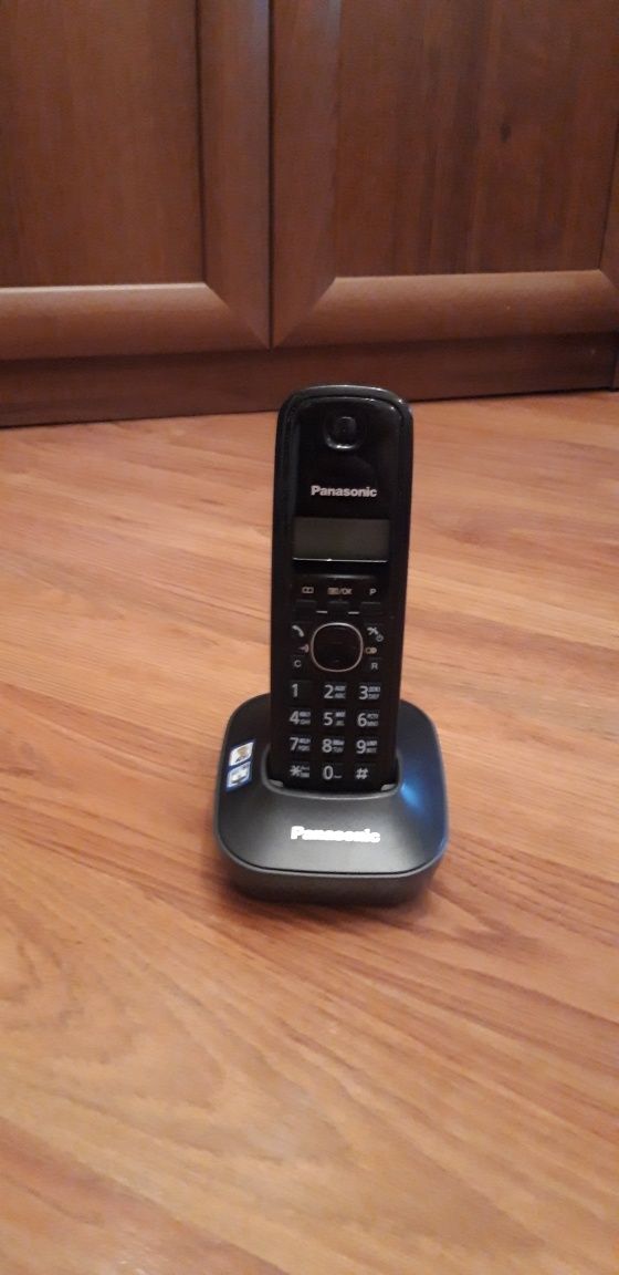 Стационарный телефон Panasonic (панасоник) с базой.