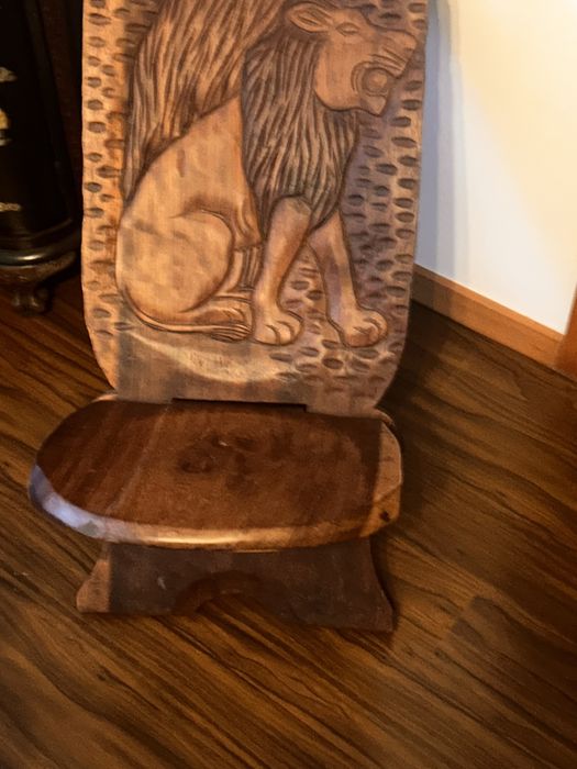 Cadeira talhada em madeira