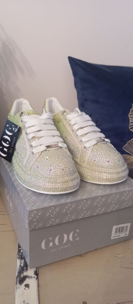 Buty firmy GOE cekinowe