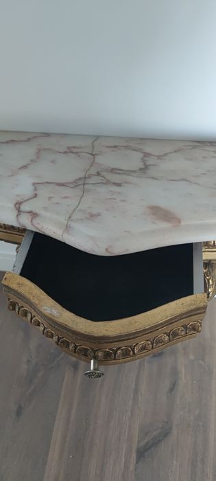 Mesa de apoio dourada com tampo de mármore