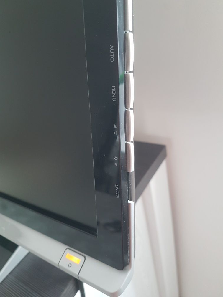 Monitor BENQ model E2400HD lcd. HDMI