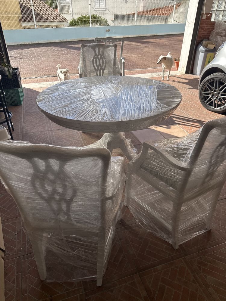 Vendo mesa e quatro cadeiras impecaveis