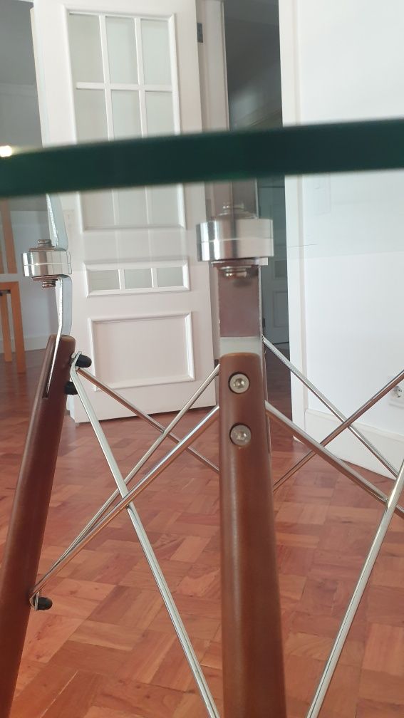 Mesa Vidro temprado, 80cm diametro, pés madeira, estrutua aço.