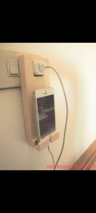 Suporte para carregar telemóveis muito útil