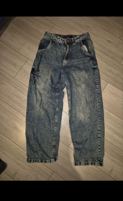 Jeansowe spodnie baggy z pajakiem