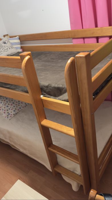 Beliche de madeira com duas camas