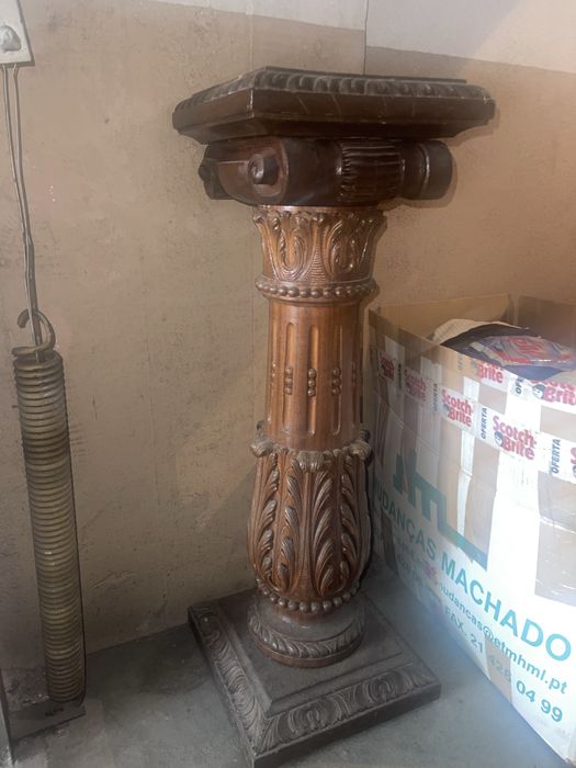 Pedestal de madeira, esculpido a mao