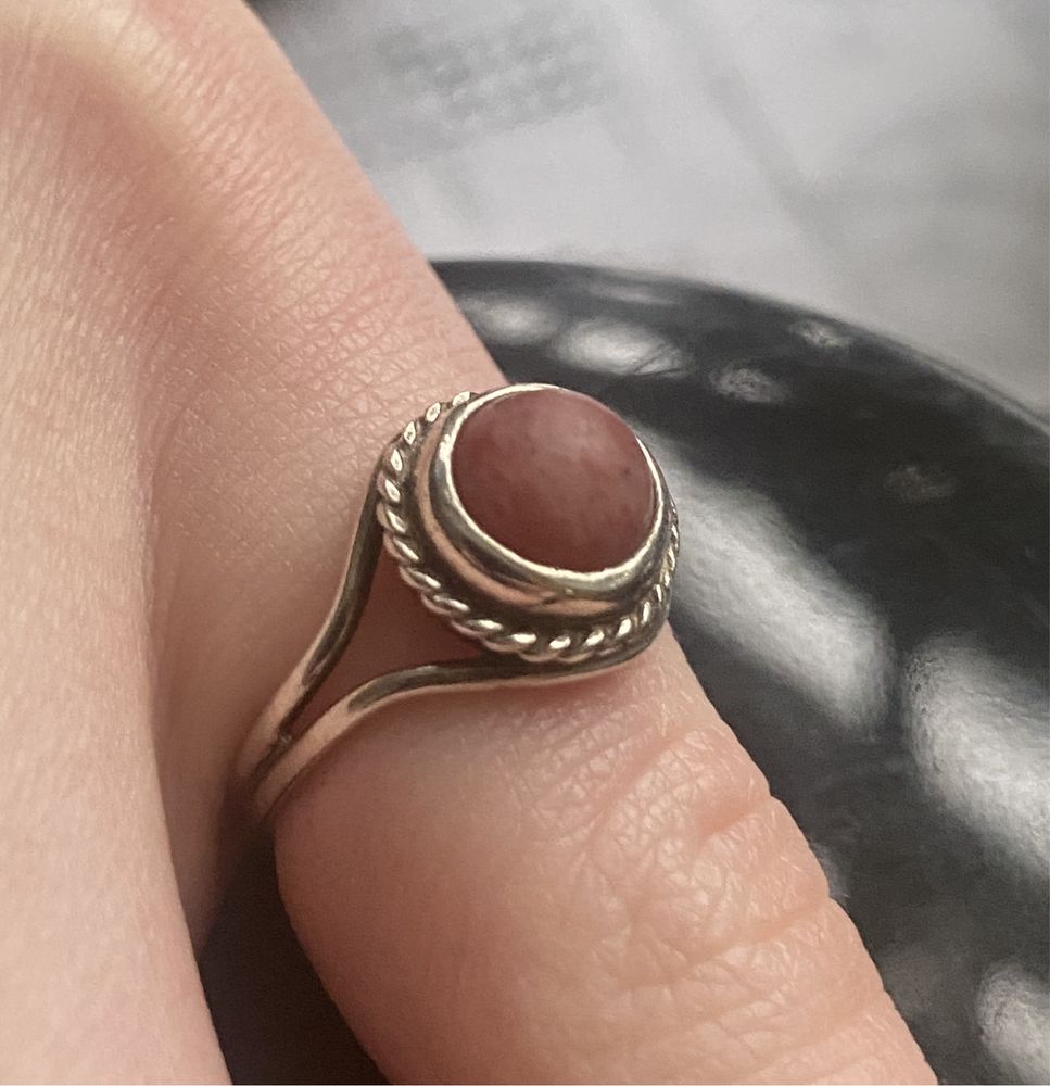 Stary srebrny pierścionek z kamieniem PRL