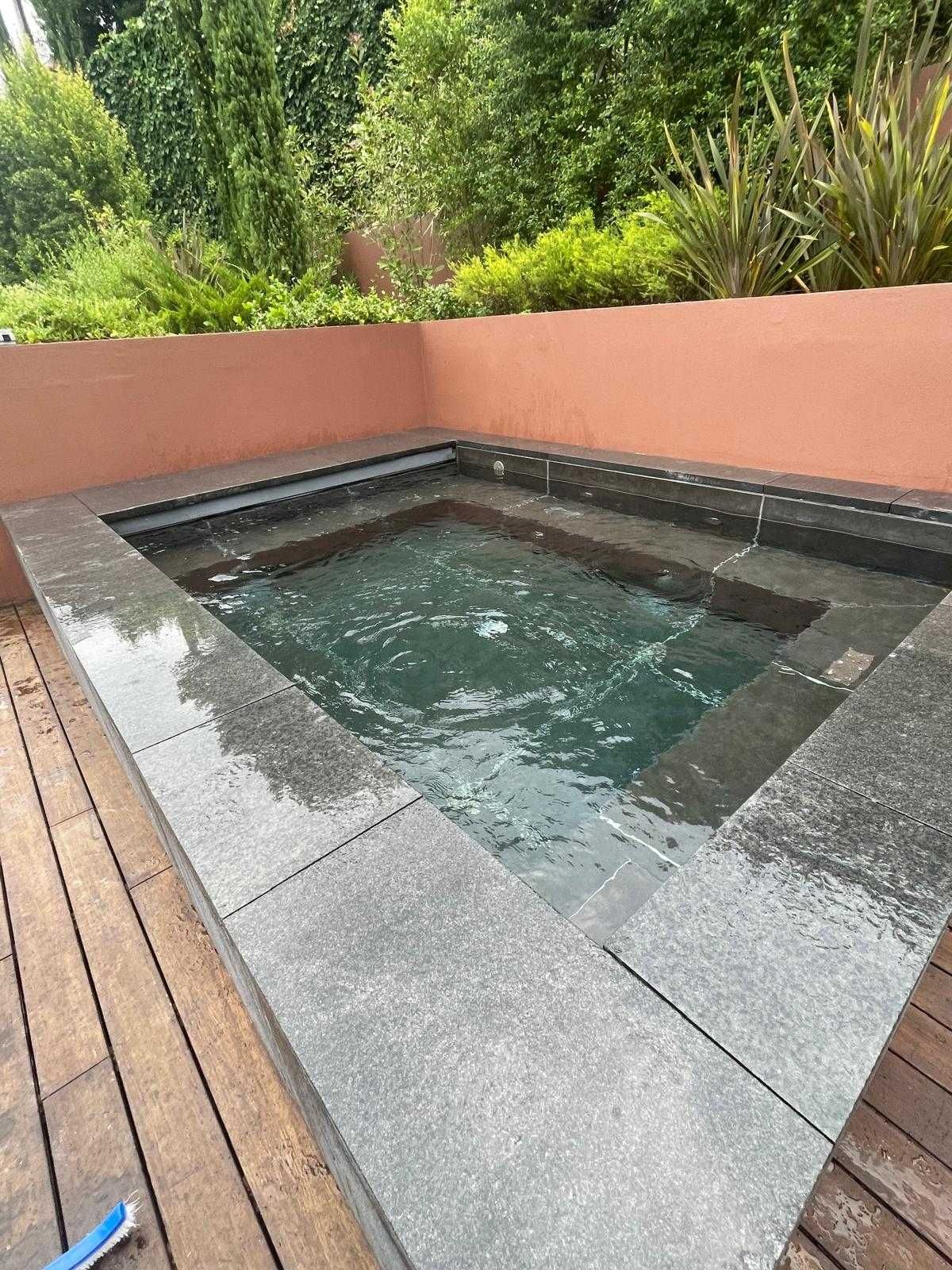 Serviço Profissional de Limpeza e Manutenção de Piscinas