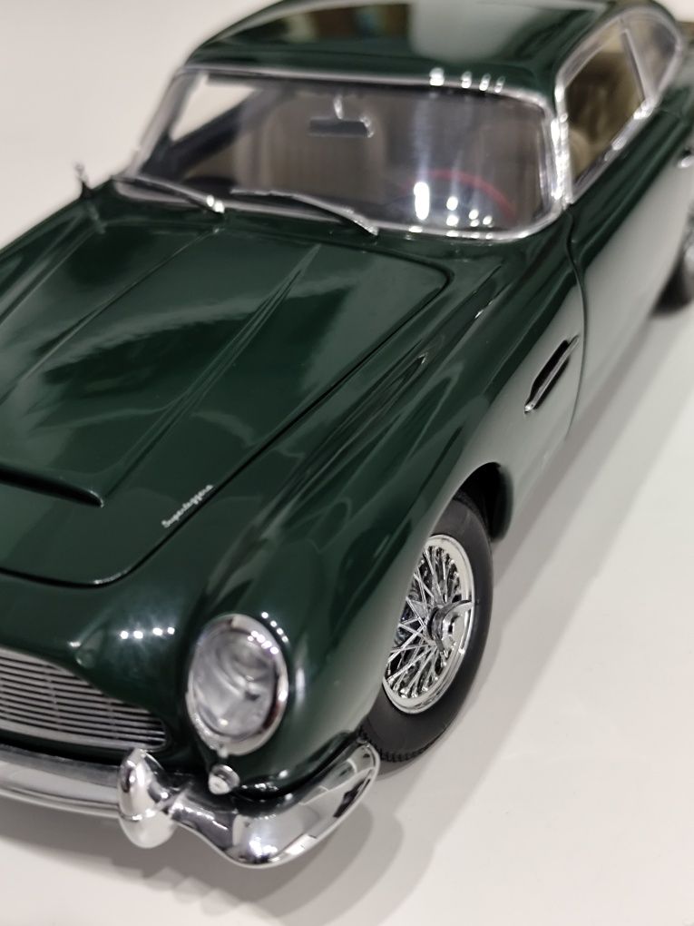 Aston Martin autoart 1/18