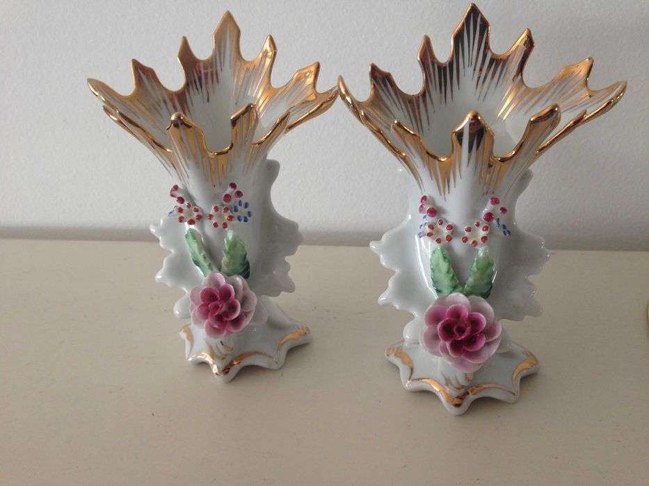 Par de jarras e par de castiçais, em porcelana floral, década 1960.