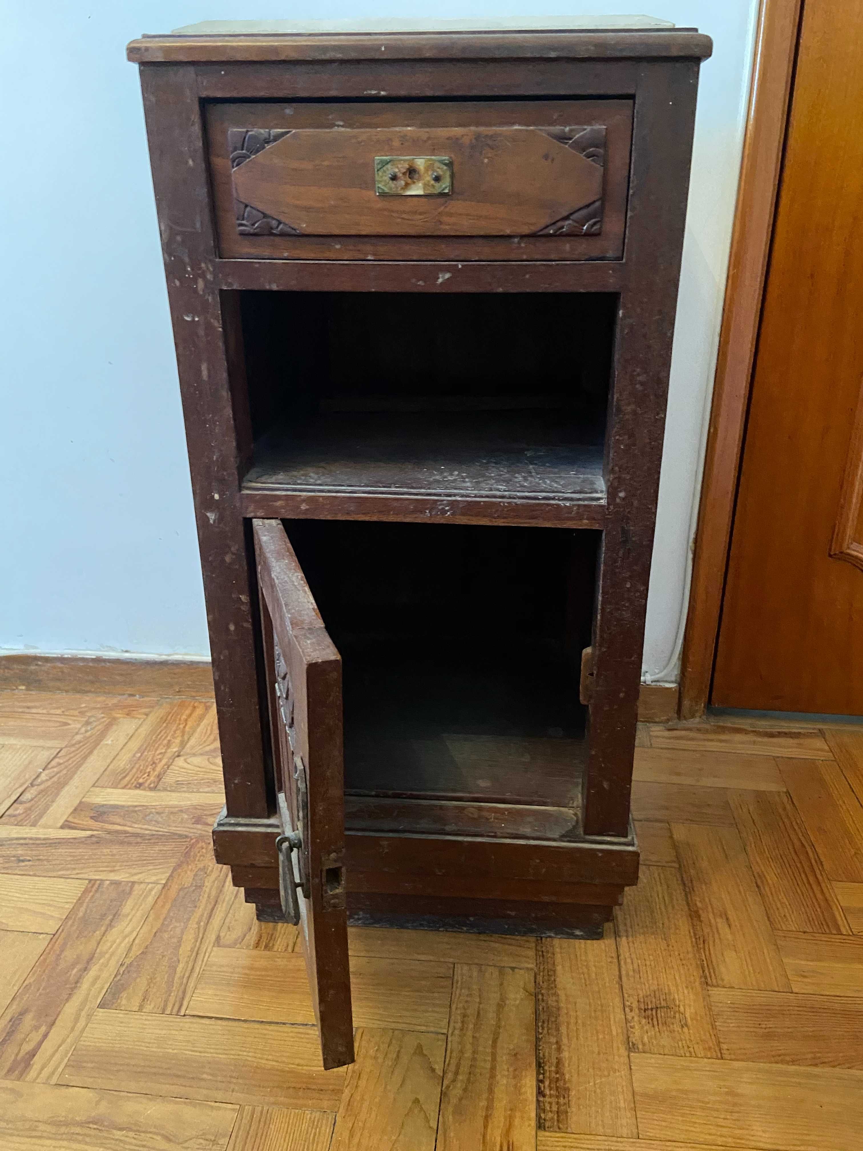 Mesa de cabeceira antiga com tampo em mármore