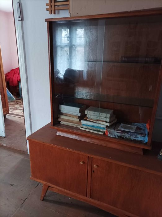 stara drewniana szafka, witryna