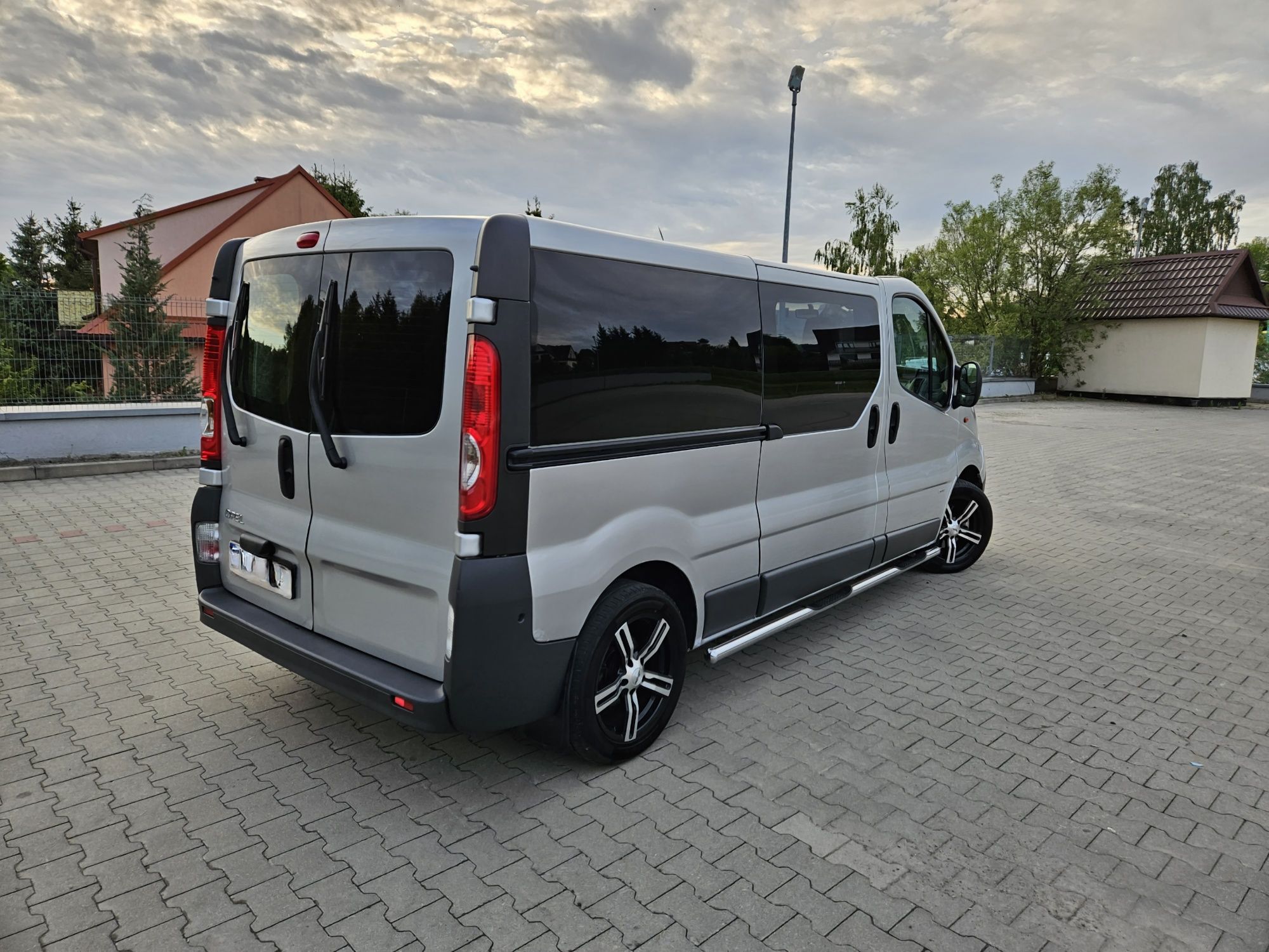 Opel Vivaro ** Renault Traffic 2.0 CDTI L2H1 Long Brygadówka