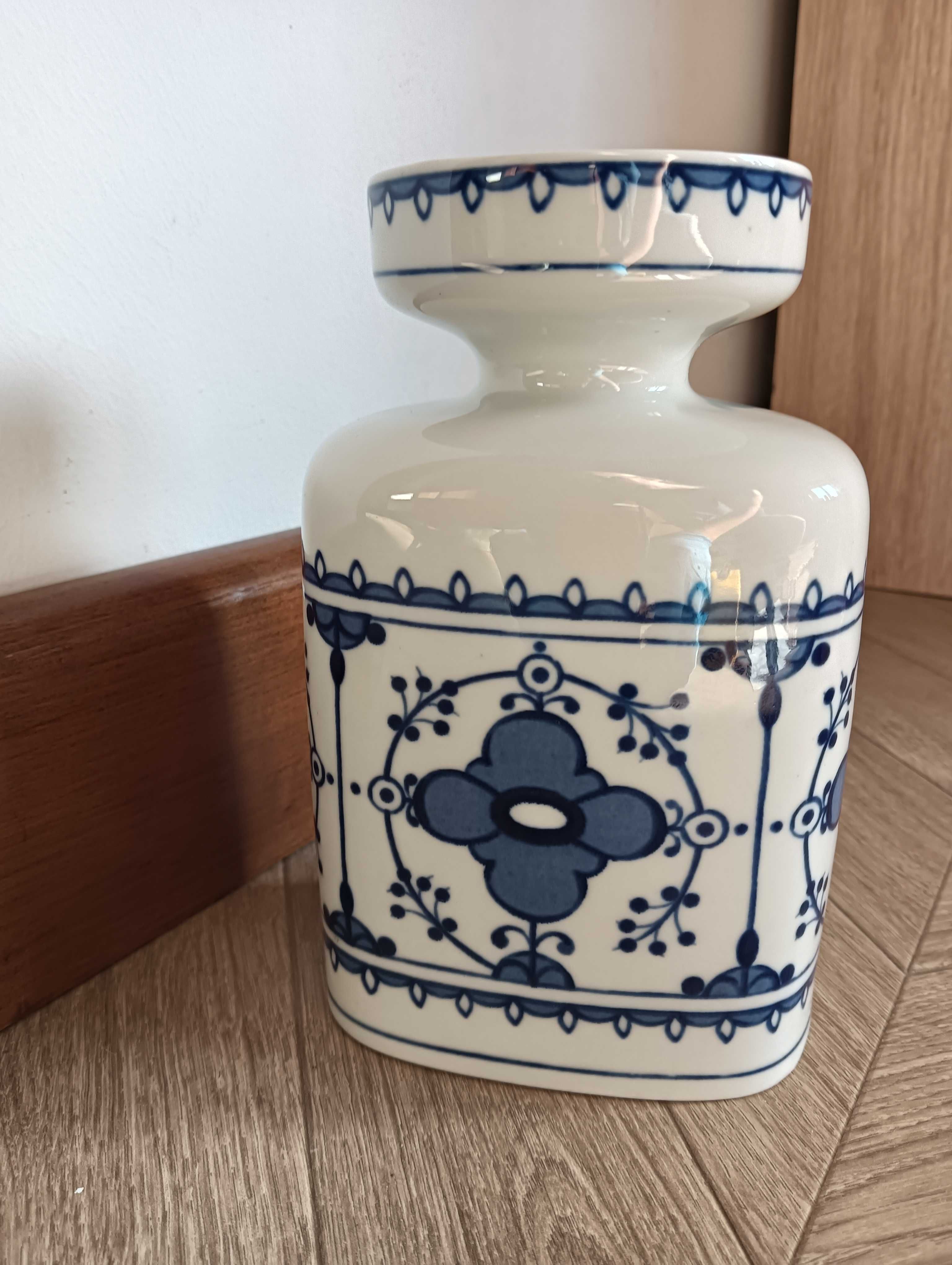 Wazon porcelanowy z niebieskim wzorem
