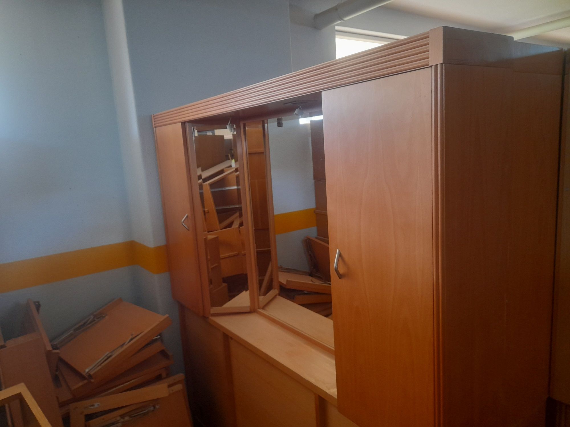 Vendo Cama, secretária  e móveis de quarto