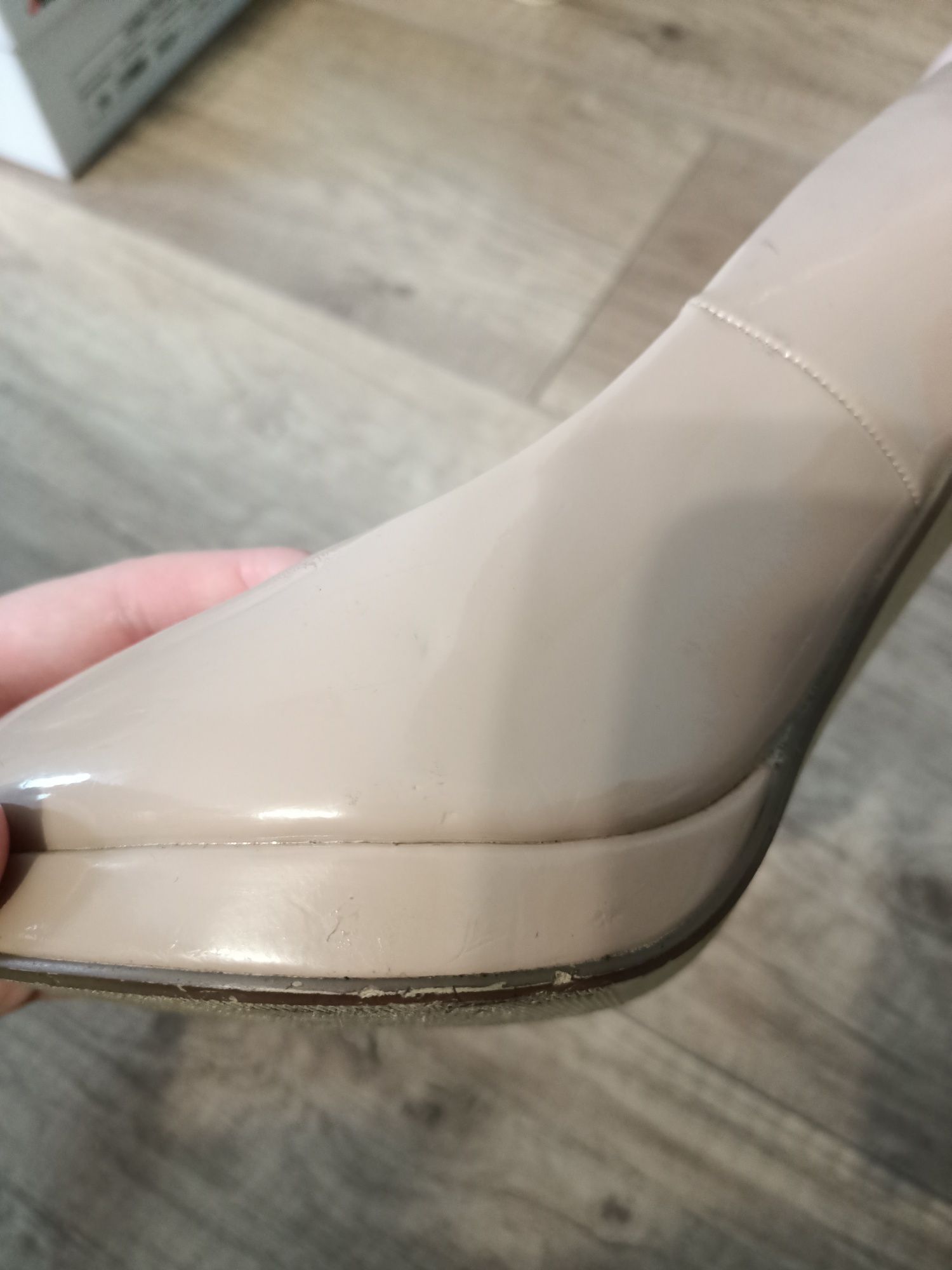Beżowe buty na słupku