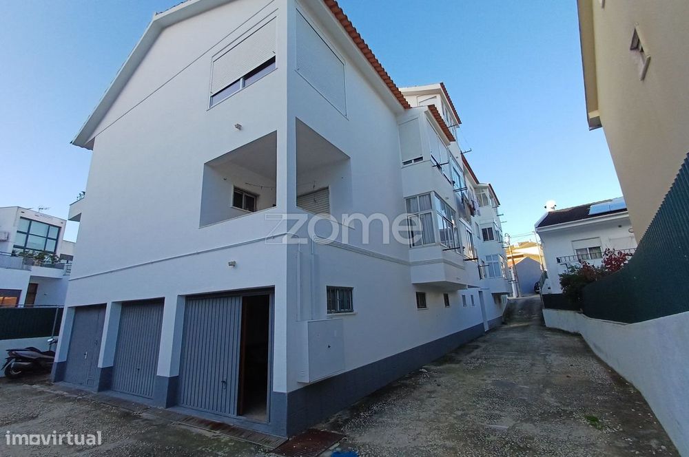 Garagem Box com arrecadação e casa de banho