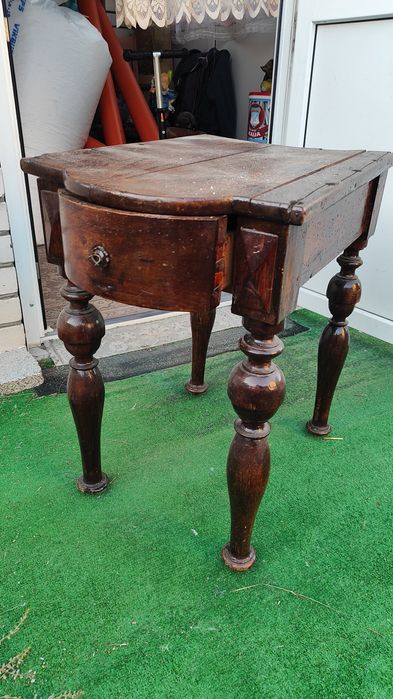 Старая антикварная кровать 1900 годов