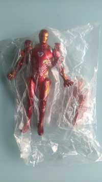 Iron Man figurka z czerwonym światłem