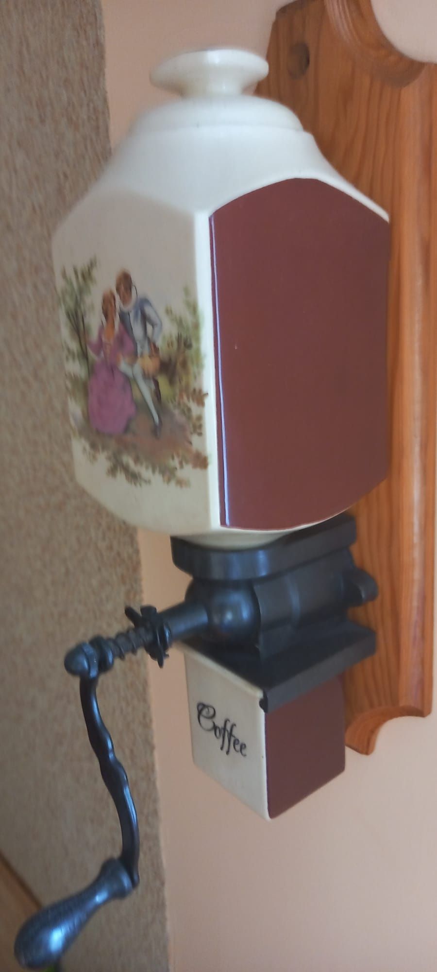 Retro młynek ścienny