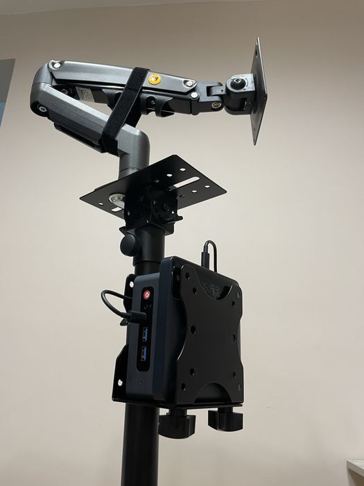 Мобільний кронштейн для монітора 32" з автономним MiniPC на Intel Iris