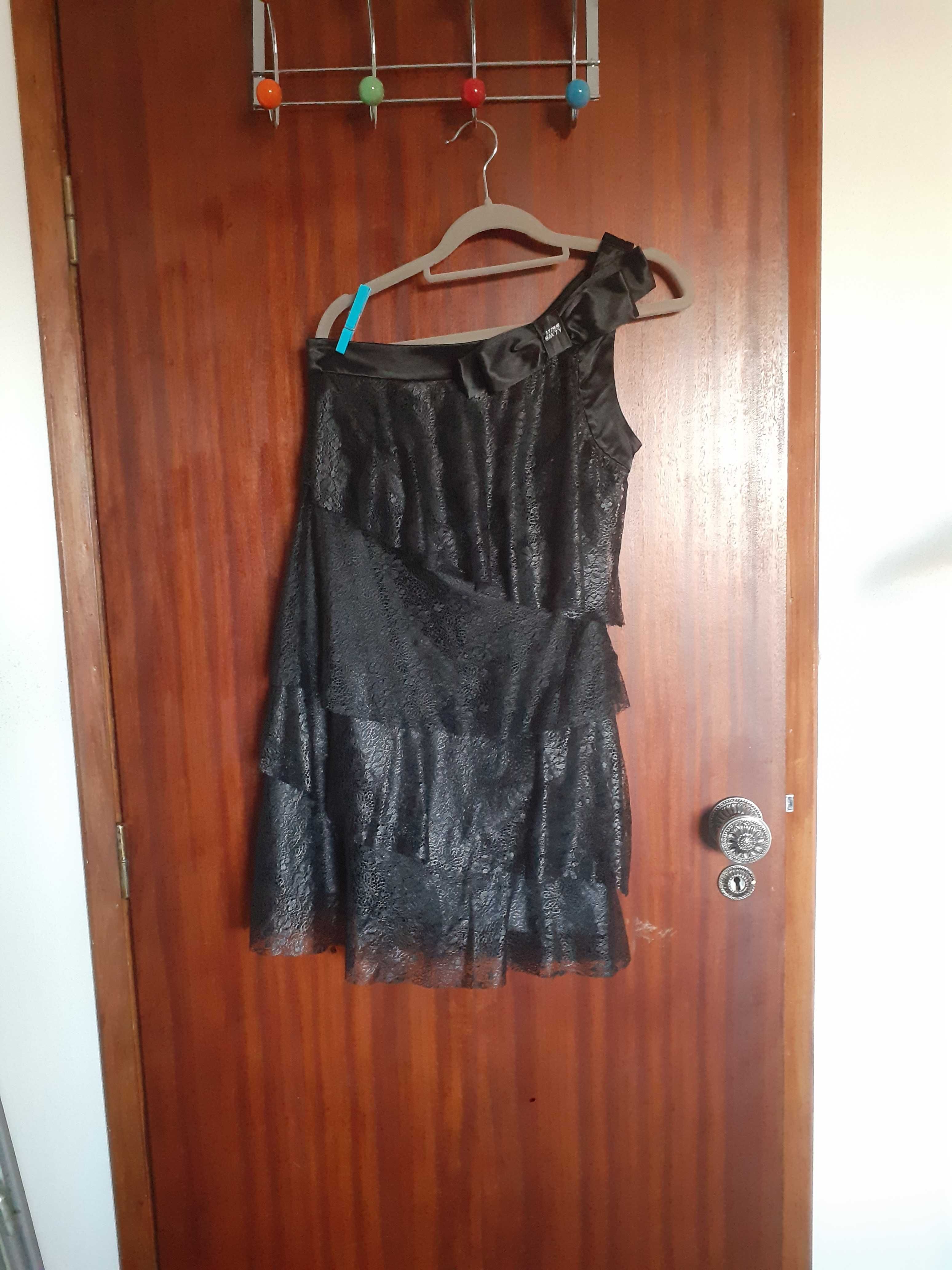 Vestido preto de renda da Mix Sixty