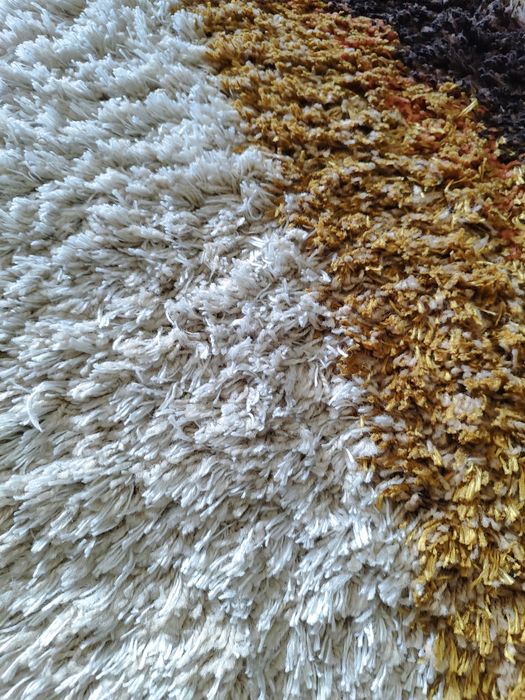 Vendo tapete de pelo médio com 1,90cm x 1,40cm . Limpo em lavandaria.