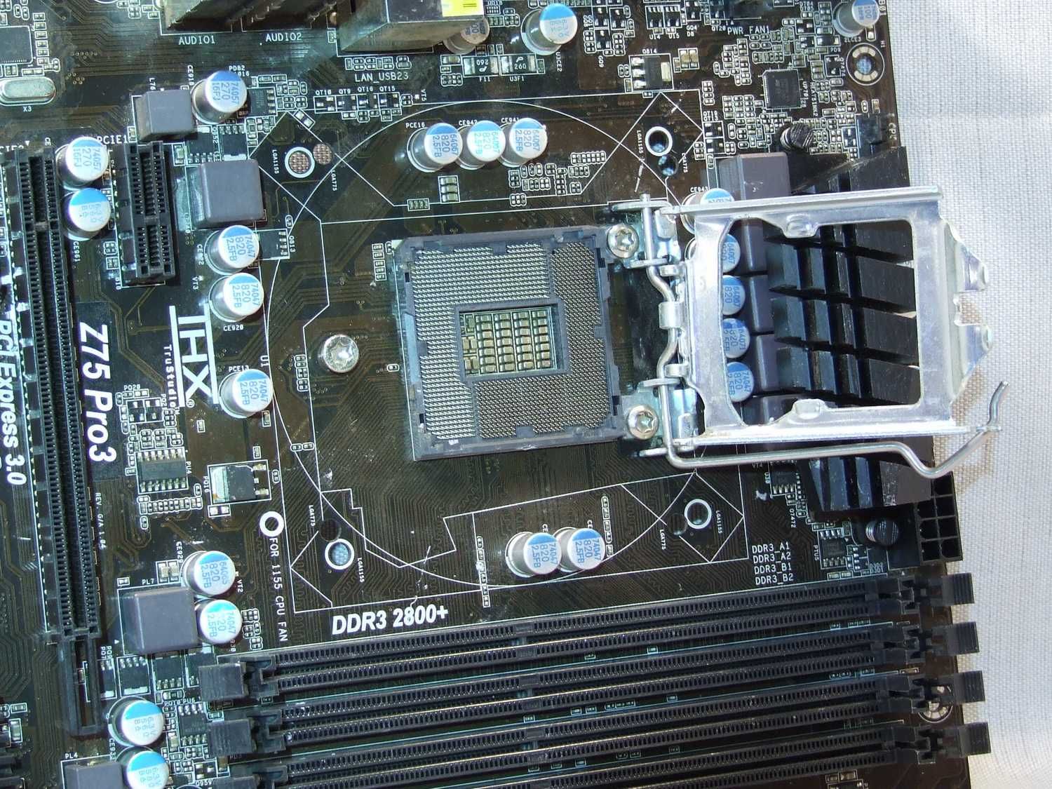 Материнка ASRock Z75-Pro3 s1155 от intel/плата материнская