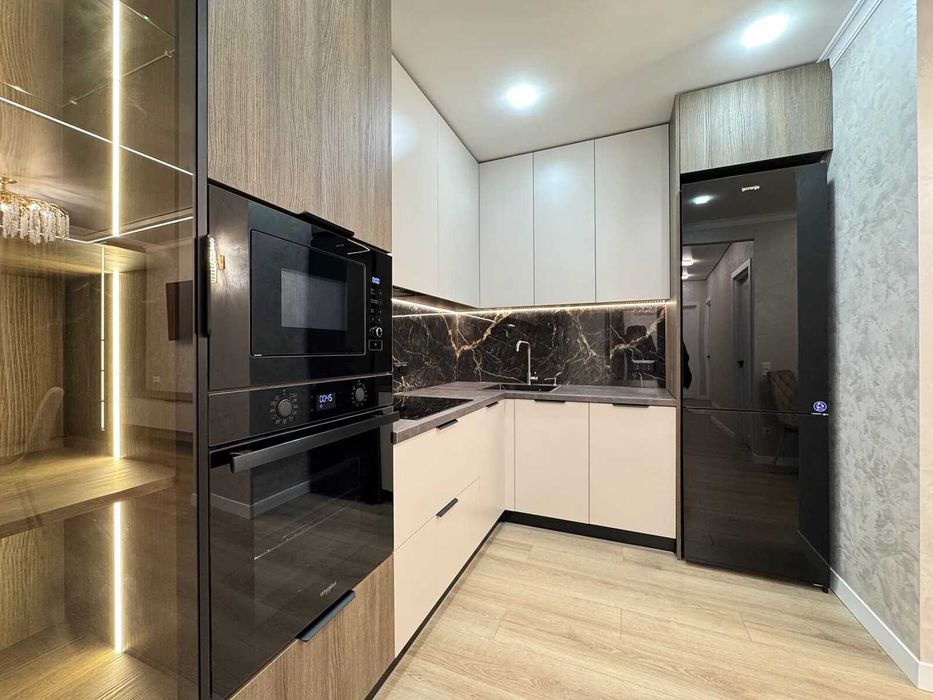 Шикарна двокімнатна квартира з кухнею-студією