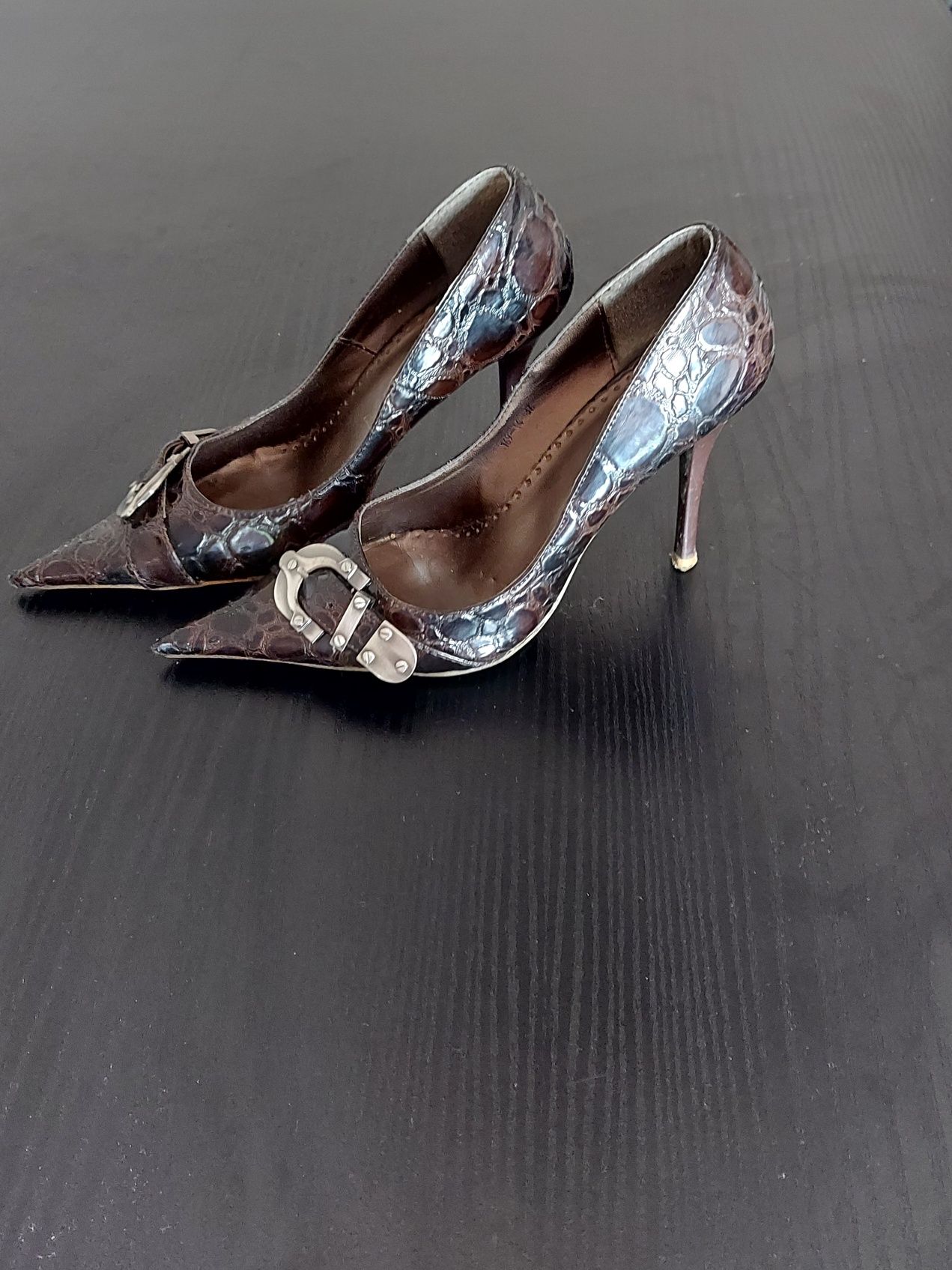 Sapatos de salto alto.