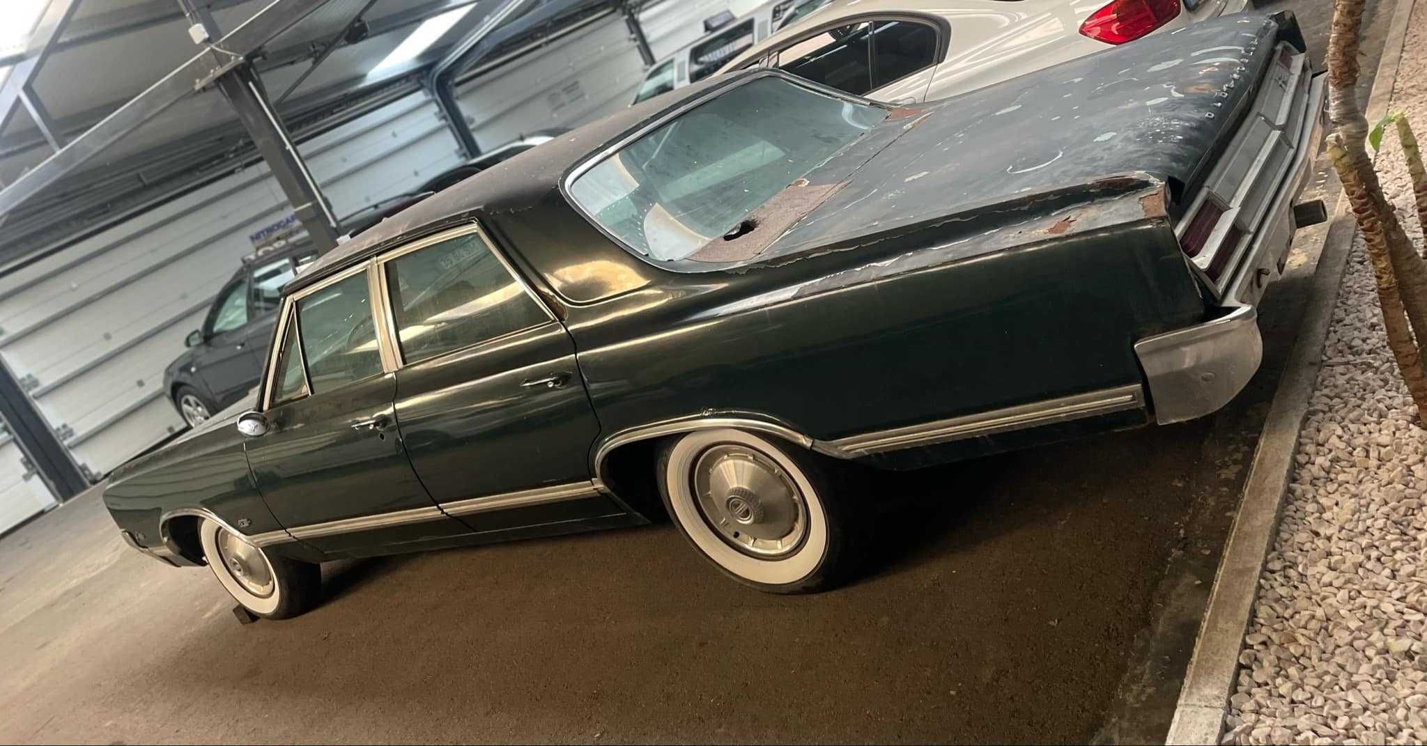 OLDSMOBILE F85 DE LUXE FOUR-DOOR SEDAN 5.5 V8