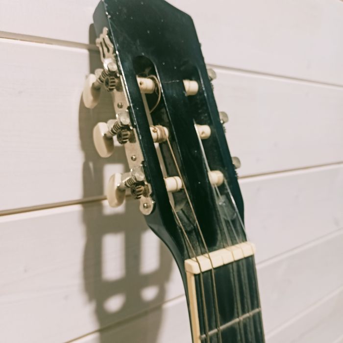 Gitara klasyczna, akustyczna.