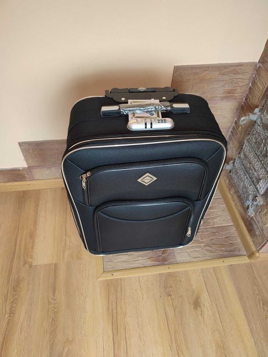 Дорожня валіза на колесах Style середня чорна