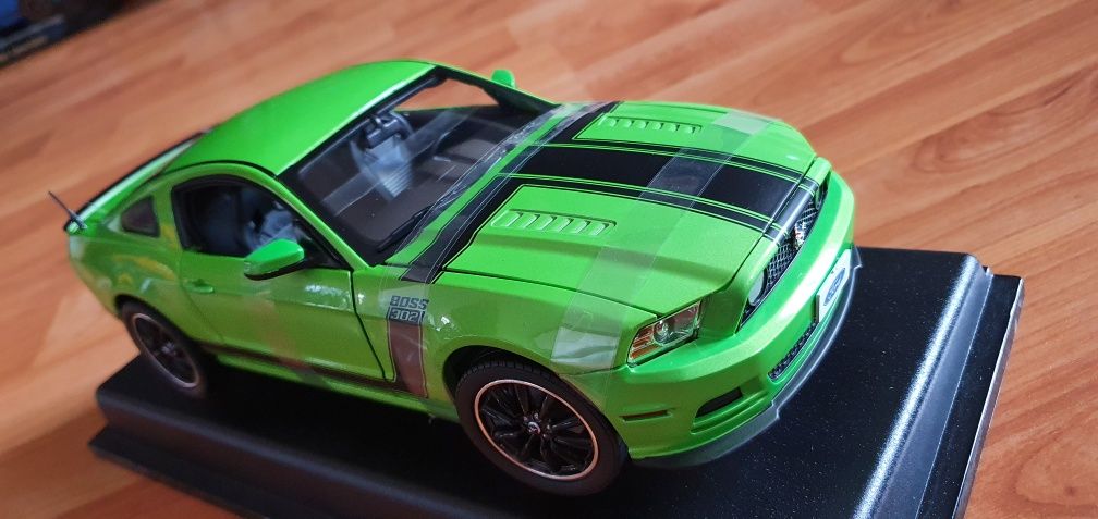 1:18 Shelby Collectibles Ford Mustang BOSS 302