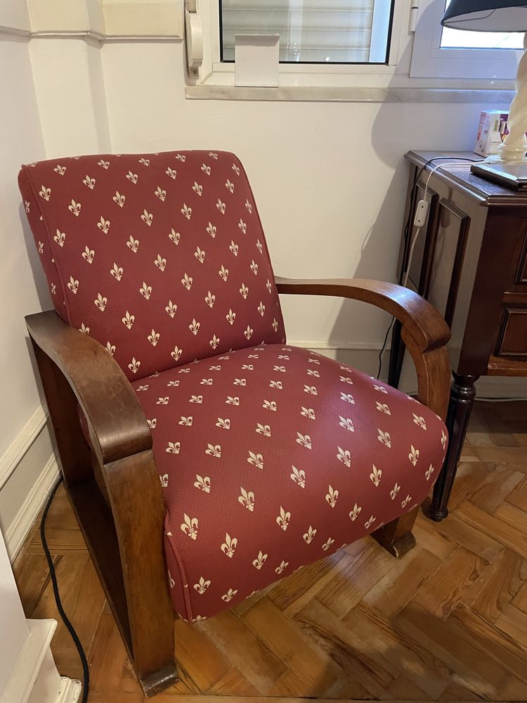 Vendo poltrona em madeira e tecido