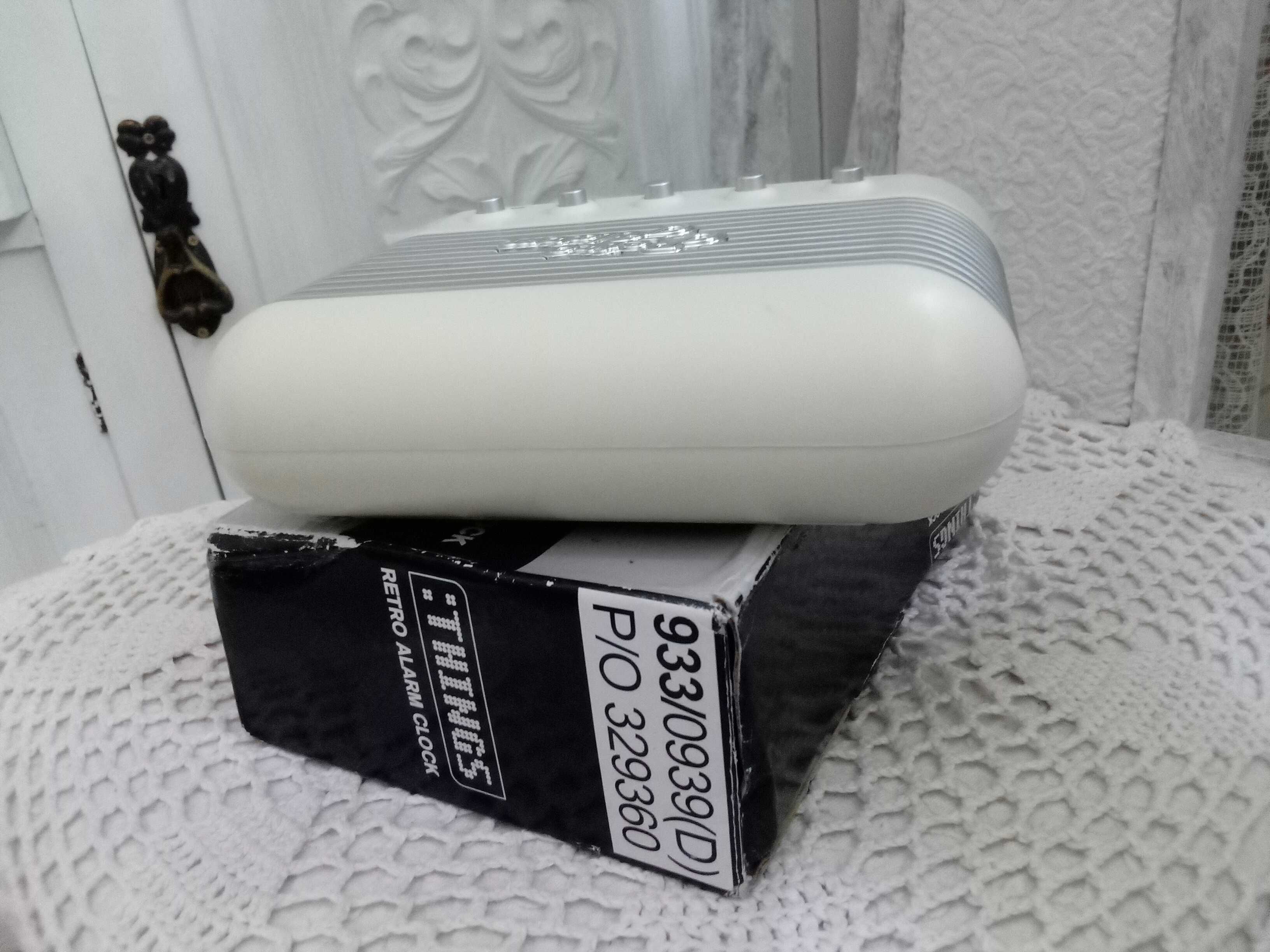 Vintage retro zegar z budzikiem elektroniczny stojący do pokoju