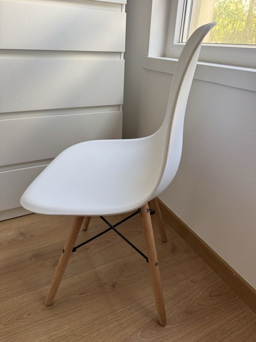 Cadeira Branca c/ Pés de Madeira