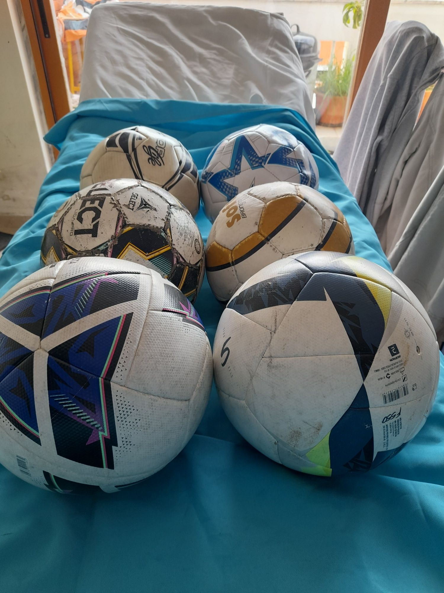 Bolas de futebol de várias marcas