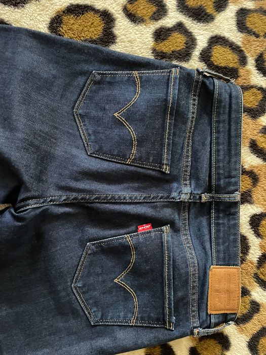 Calças Levis de ganga azul escuro novas muito confortáveis e elásticas
