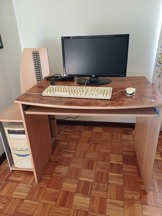 Conjunto Secretária, Computador, Teclado e Monitor