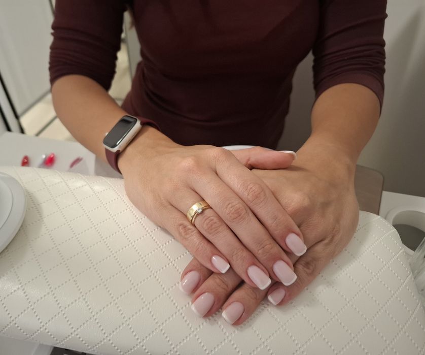 Manicure hybrydowy Nowodwory