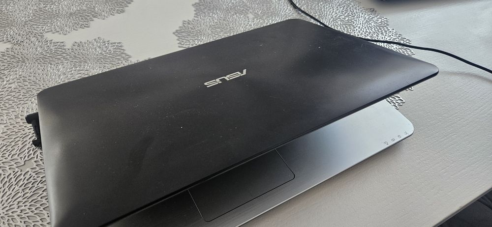 LAPTOP ASUS R556R win 10 nVidia 2gb i3 zadbany